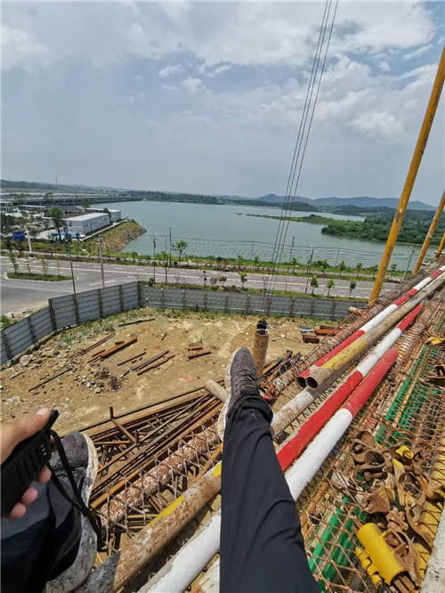 从江县作业中发生设备损坏或人员意外，责任怎么划分？